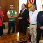 Silván, Rajoy y García Prieto con dirigentes de UGT y el alcalde y Salguero con representantes sindicales de Policía Local y Bomberos.