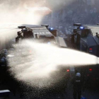 La policía utlizia cañones de agua contra los manifestantes que protestan contra la cumbre del G-20.