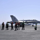 Miembros de la Marina guiando a un avión .