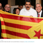 El presidente de Venezuela, Nicolás Maduro, se fotografía con una 'estelada' junto a representantes de Ítaca.