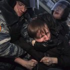 La policía detiene a uno de los participantes en la manifestación en contra de Putin.