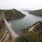 Imagen reciente de la presa de Bárcena, con el pantano más lleno por las últimas lluvias. L. DE LA MATA