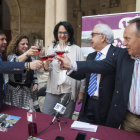 Jiménez, Puente, Mata, San José y Fernández brindan con un rosado de la añada. FERNANDO OTERO