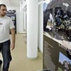 Un joven observa la exposición sobre árboles simbólicos de Salamanca