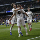 Benzema recibe el abrazo de Odriozola en la celebración de un gol con el Madrid.