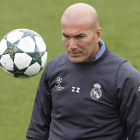 El entrenador del Real Madrid, Zinedine Zidane, en un entrenamiento. PACO CAMPOS