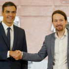 Pedro Sánchez y Pablo Iglesias formalizan el acuerdo sobre los Presupuestos del 2019, este jueves en la Moncloa.