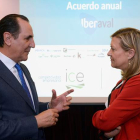 José Rolando Álvarez y Pilar del Olmo poco antes de la reunión que mantuvieron ayer en Valladolid. NACHO GALLEGO0