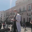 Un portavoz de los futuros residentes se dirigó ayer a los médicos en la Puerta del Sol. DL