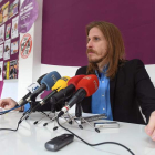 El líder de Podemos Castilla y León, Pablo Fernández, en su última comparecencia en León. J. CASARES