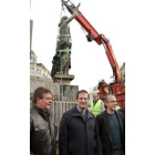El alcalde Hereu acudió a la retirada de la estatua.