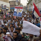 Manifestantes yemeníes protestan frente a la embajada de Egipto.