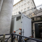 Vista de las duchas instaladas por el Vaticano para los sin techo.