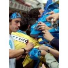 Alonso, firmando autógrafos, fue el centro de atención en Montmeló