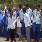 Estudiantes de la Universidad de Garissa, en Kenia, evacuados después del ataque yihadista.