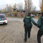 La Guardia Civil mantenía ayer acordonado el edificio en ruinas donde ocurrió el crimen.