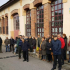 Vecinos del barrio de Puente Boeza, ayer por la mañana concentrados frente a la sede que les niegan. DL