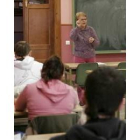 La profesora Camino Charro en una de sus clases en la escuela de adultos de la capital leonesa