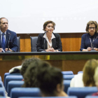 Pedro Juan Ibor, Marisol Medina y Alicia Alonso, ayer en el Colegio de Médicos. FERNANDO OTERO PERANDONES