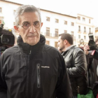 El padre Román, acusado de abusos sexuales a un menor, a su llegada a la Audiencia de Granada, el lunes 6 de marzo.
