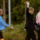 Angela Merkel, custodiada por Beate Baumann (derecha) y Eva Christiansen, a la llegada de la cancillera a un estudio de TV de Berlín.