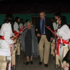 Concha Casado fue recibida con danzas de paloteo en el IES Juan del Enzina.