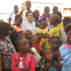 La misionera berciana sor Regina Casado, en su trabajo en la barriada senegalesa donde ejerce