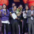 Los ganadores del concurso celebran el final de la edición en la televisión china.