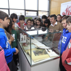 Los alumnos del Gil y Carrasco observan uno de los elementos de la muestra.