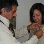 Momento en que Redondo coloca la insignia a la concejala.