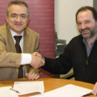 El gerente de la Obra Social, Dionisio Domínguez, y el presidente de Aspace, Evaristo Menéndez