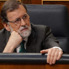 Mariano Rajoy escuchando la intervención de Ábalos.