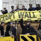 El movimiento ‘Ocupa Wall Street’ marcha por Manhattan tras el desalojo de la plaza Zucotti.