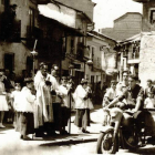 Bendición de un motocarro en la plazuela de San Pedro. FOTOS ANTIGUAS DE PONFERRADA. CORTESÍA DE CARMEN