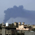 Una columna de humo negro se eleva en el cielo de Trípoli.
