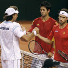 Los tenistas argentinos David Nalbandian y Eduardo Schwank saludan a Feliciano López y Verdasco tras su victoria.