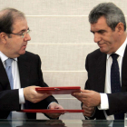 Juan Vicente Herrera y Julio Villarrubia, en el momento de sellar su primer acuerdo institucional.