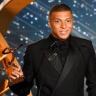 Mbappe posa con el trofeo como mejor jugador de la temporada en Francia.