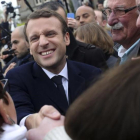 Macron saluda a simpatizantes tras votar en Le Touquet (norte).