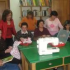 En la imagen, el grupo de mujeres que ha participado en los talleres de corte y confección de Ciñera