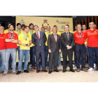 La selección española posa en la sede de Correos, su principal patrocinador, a donde acudió ayer tras llegar de Dinamarca con la medalla de bronce.