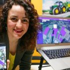 Emilia Vila enseña la aplicación y la página web de Agroptima.