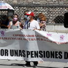 Concentración de los pensionistas frente a Botines. MARCIANO PÉREZ