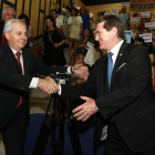 El secretario general de la Administración de Justicia, Antonio Dorado (I), inaugura la Oficina Judicial de Ponferrada. Detrás, los funcionarios con pancartas de protesta