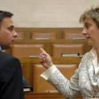 La vicepresidenta María Jesús Ruiz conversa con Joaquín Otero momentos antes de iniciarse el pleno