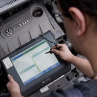 Un mecánico hace un análisis a un Volkswagen.
