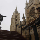 Los trucos sobre el monopatín de Pablo en las escaleras de la Catedral de León los sigue su compañero Óscar con la máxima atención. El skate es su vida.
