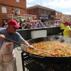 Las sartenes preparan la pimientada popular en la jornada en que Óscar López pregonó la feria.