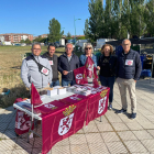 La candidatura de UPL en Villaquilambre ha visitado este miércoles el mercado de Navatejera. DL