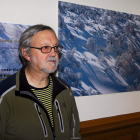 Vicente García junto a una de sus obras.